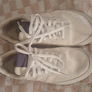 Adidas tenny shoes